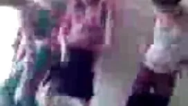 Він зняв штани дивит ...