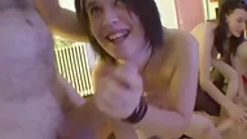 Дівчина з двома безк ...