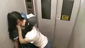 * Дівчина в страшном ...