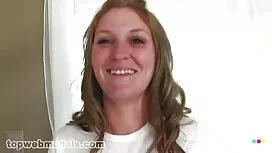 Жінка сидить дивитис ...